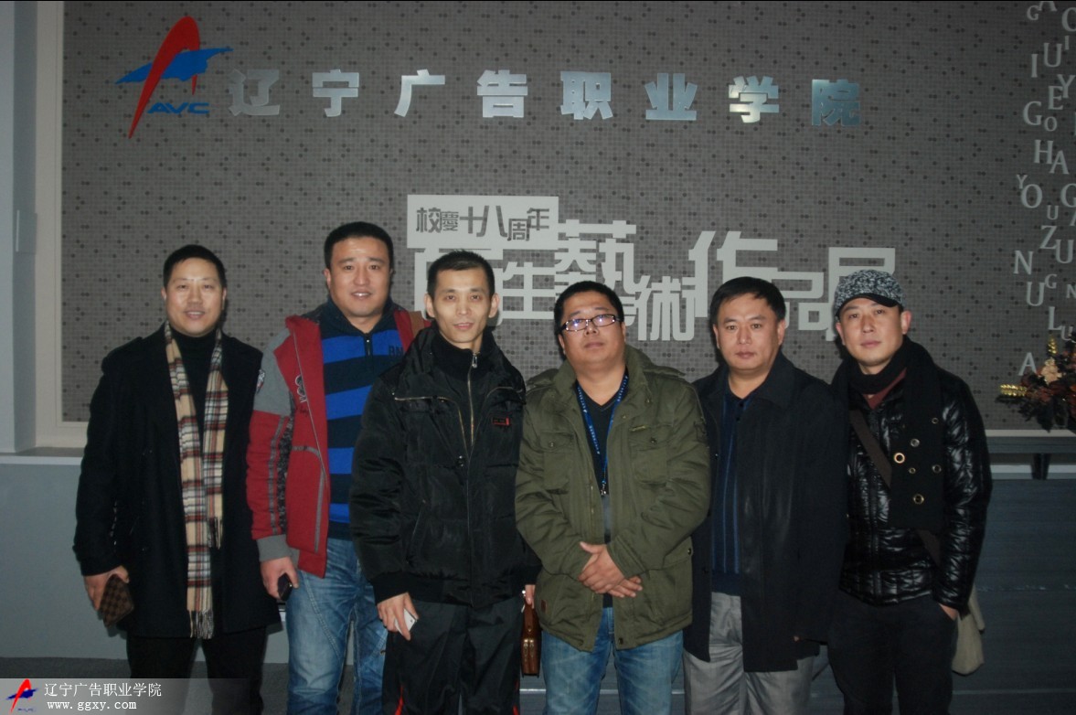 部分校友參觀藝術(shù)展后合影