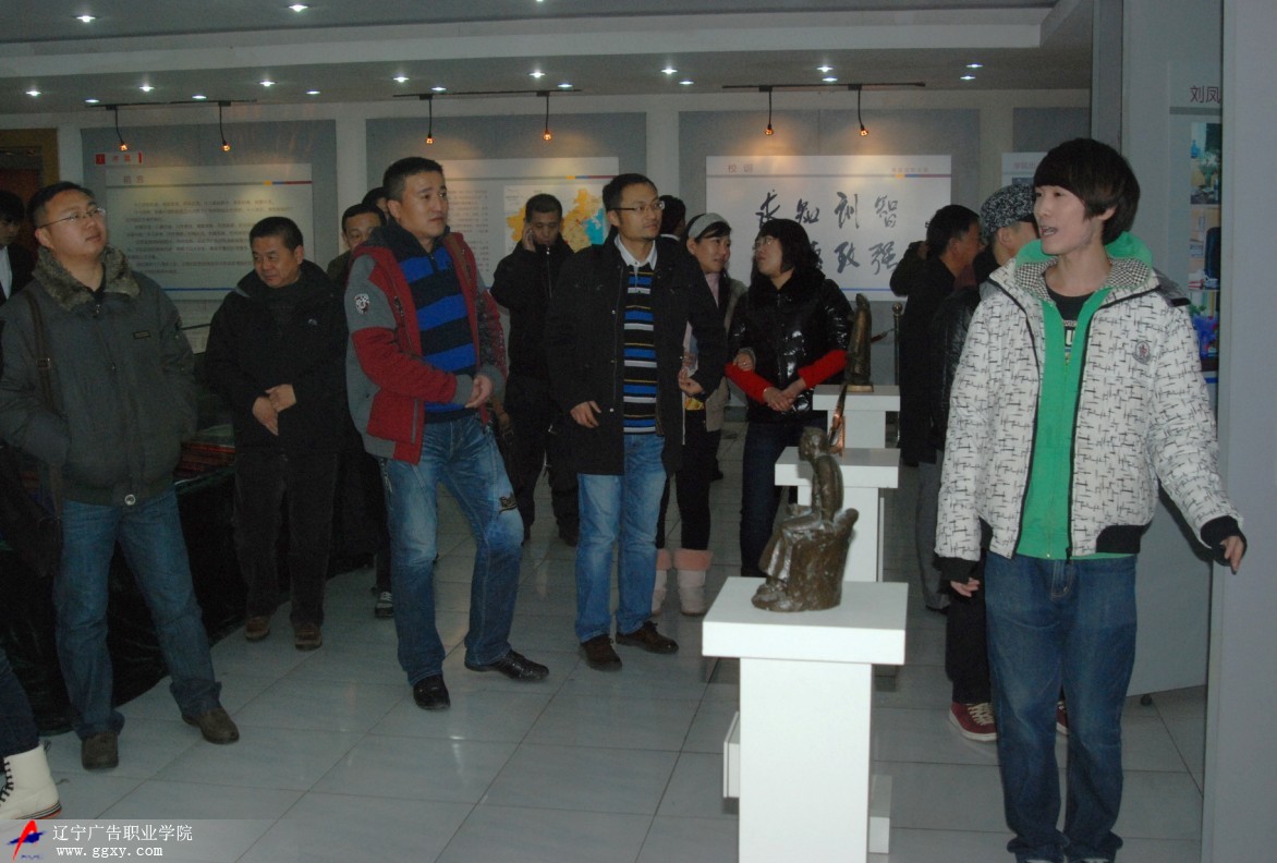 校友們參觀校史展